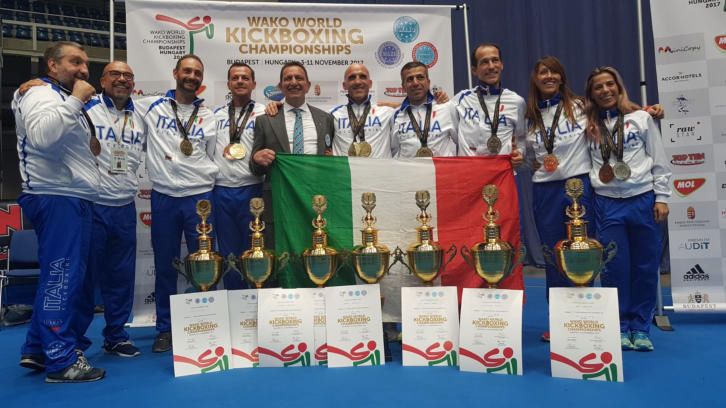 Foto di gruppo con i campioni della Nazionale